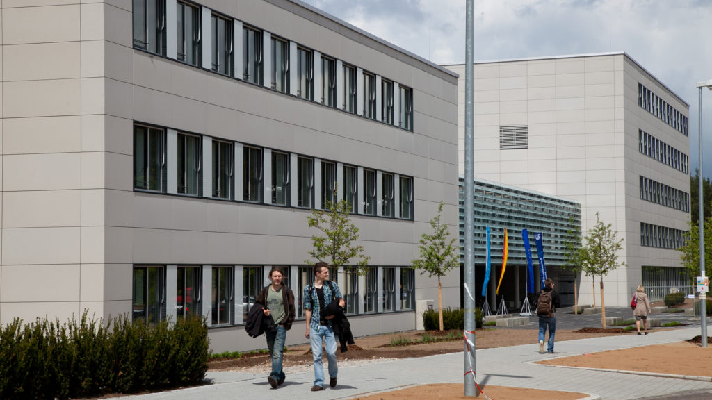 Friedrich-Alexander-Universität Erlangen Nürnberg 16. 5. 2012 Grüske Herrmann Aßmus Merklein dePonrtw Meyer heubisch Wanke Kreßmann Maußner Roter Platz Einweihung Mensa nach der Renovierung Neubau Mathematik/ Informatik Cauerstraße Gebäude am Südgelände (Image: Erich Malter)